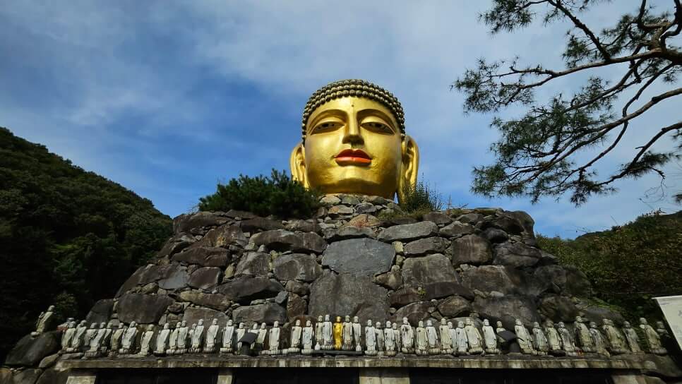 용인 와우정사 : 세계 불교 문화가 공존하는 이색 사찰 공간 거대 불두와 와불이 전하는 평온