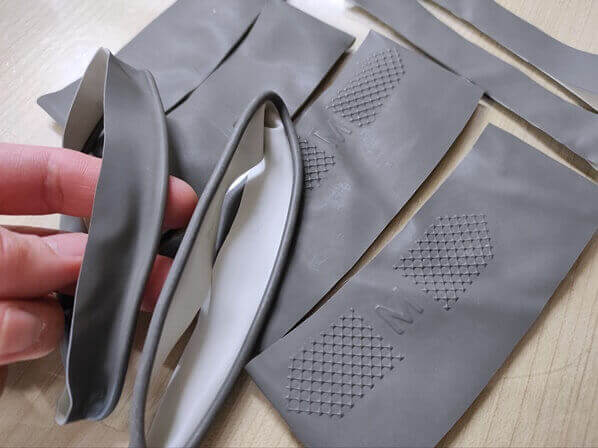 고무장갑을-가로로-자른-여러-조각들