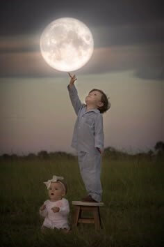 어린-아이가-의자에-올라-손을-뻗쳐-달을-잡아보려하는-모습