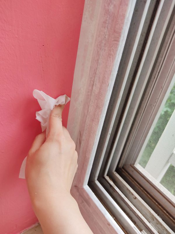 물티슈로 닦아주는 장면