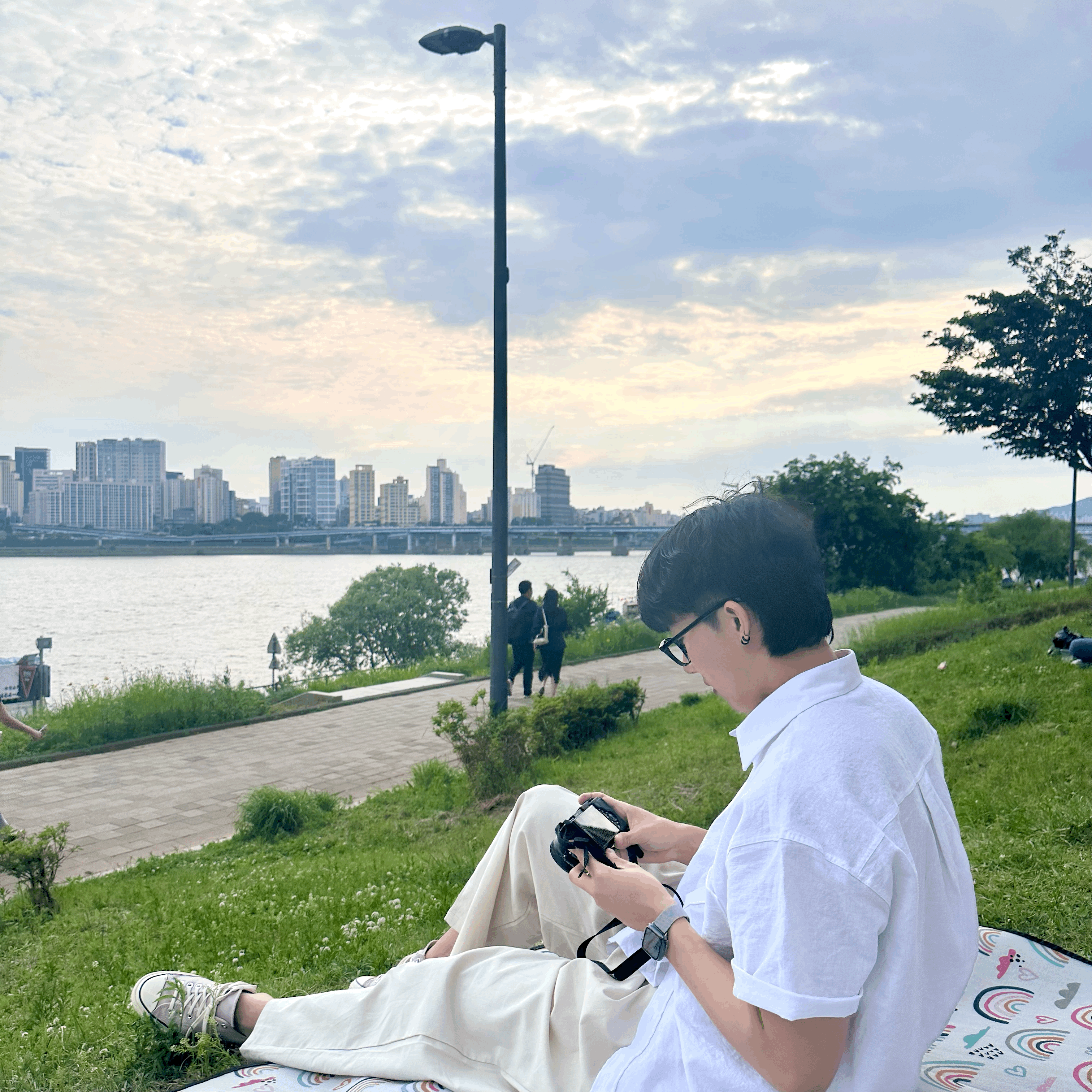 화이트 반팔셔츠에 아이보리 슬랙스, 핑크색 컨버스를 매치한 캐주얼하면서 깔끔한 스타일을 입은 나의 사진이다.