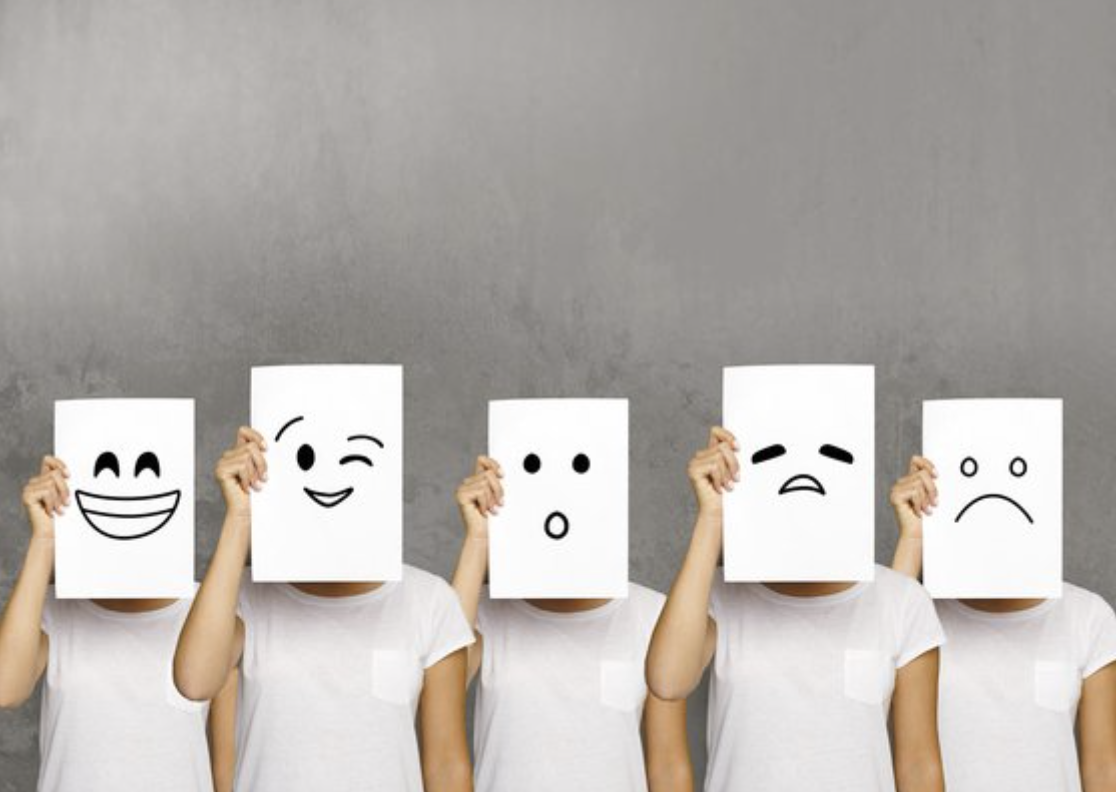 다섯명의 사람이 여러가지 감정을 그린 종이를 얼굴에 대고 서있다