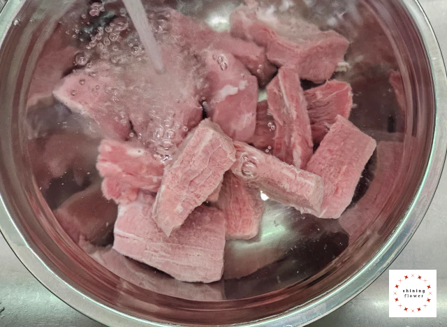 소고기장조림-홍두께살 흐르는 물에 핏물 제거