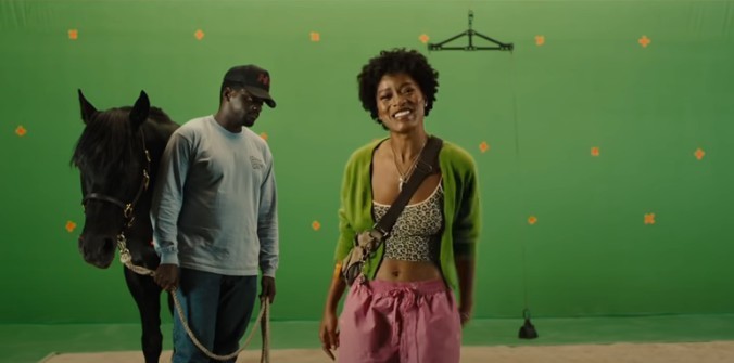 그린 스크린속 남성과 여성 말의 모습