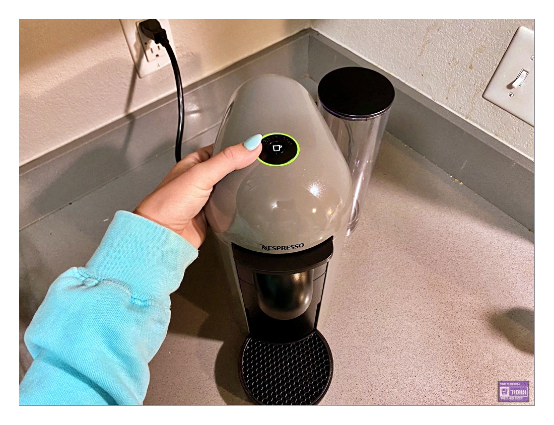네스프레소 버츄오 물통에 물을 채운 상태(디스케일링 준비)