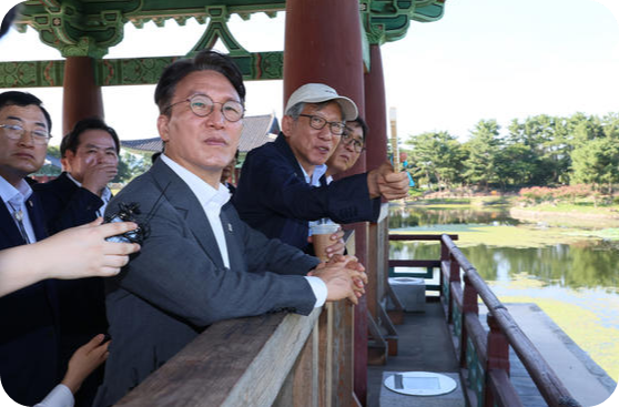 김민석 국무총리가 29일 경북 경주시 동궁과 월지를 찾아 APEC 참가자 관광 프로그램 준비 현황을 보고 받은 뒤 유홍준 국립중앙박물관장, 최휘영 문화체육관광부 장관 등과 현장을 둘러보고 있다. [사진=연합뉴스]