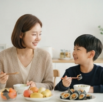 간식 먹으며 편안하게 대화하는 부모와 아들