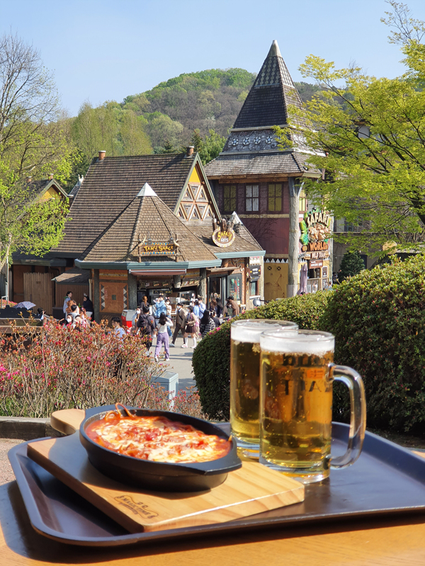 야외에서-먹는-파스타와-맥주
