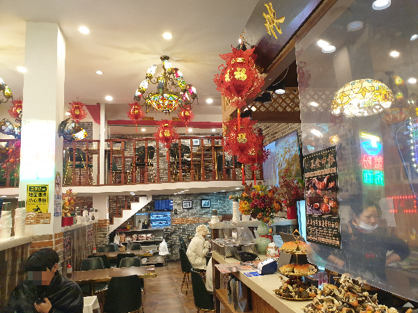 붉은 연등이 달려 있는 가게 내부