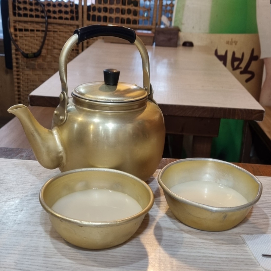 정겨운 막걸리와 주전자