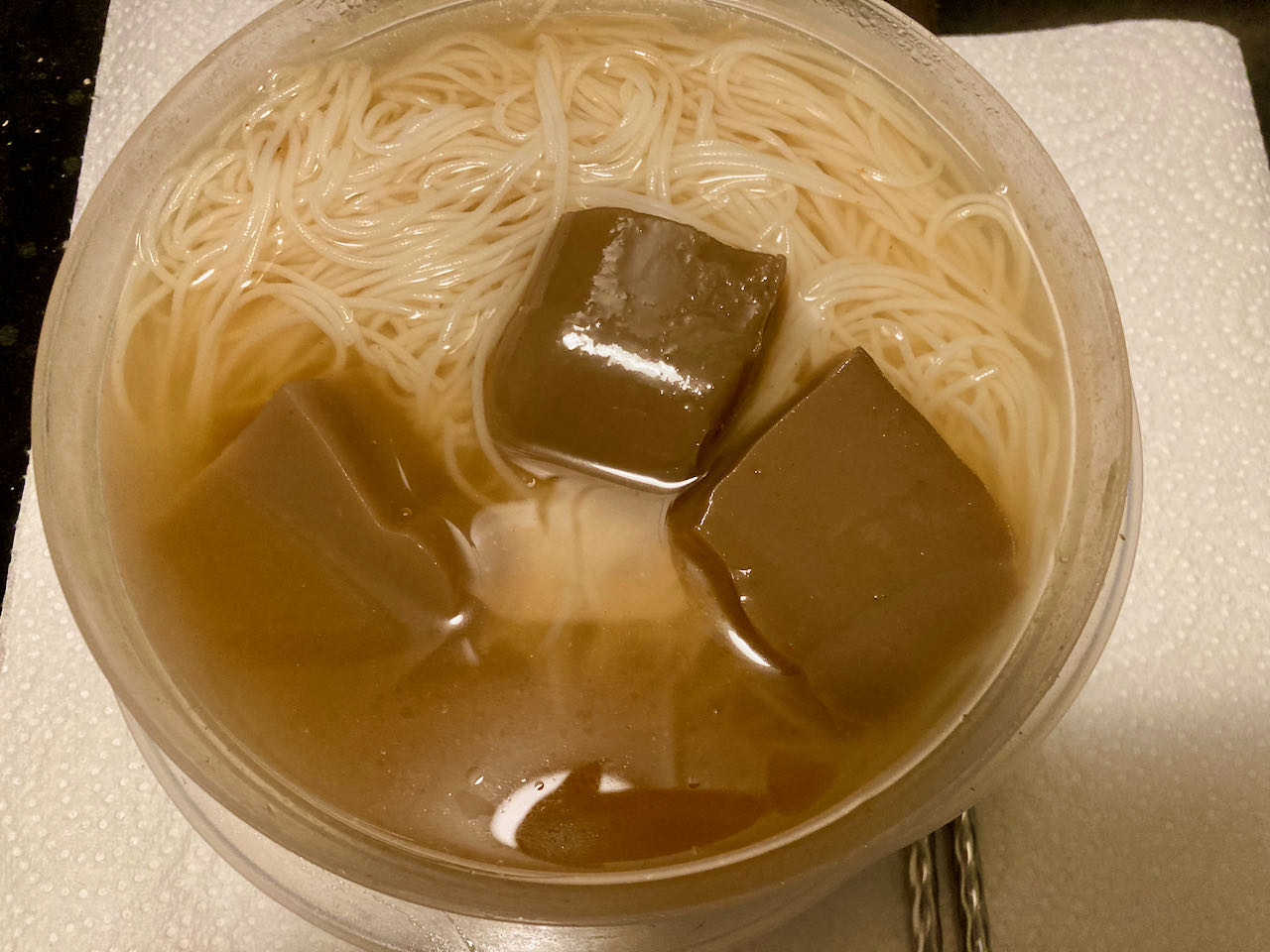 김치국물을 이용해서 만든 차가운 도토리묵 국수 사진