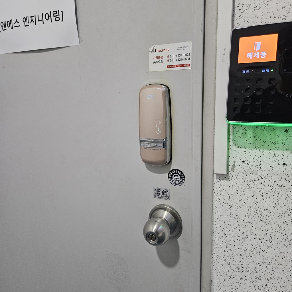 부산 강서구 대저동 산업 용품 유통 단지 부산 티플렉스 창고 출입구 방화문 손잡이 일체형 무 타공 전자 번호 도어락 디지털 자동 오토락 열쇠 설치