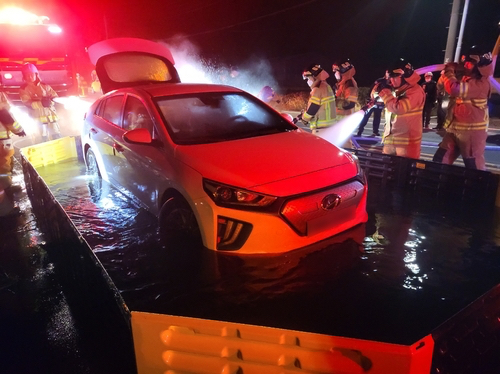 충전 중이던 전기차에서 화재가 나는 사고가 발생했다. [사진=제주도 소방안전본부]