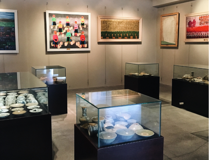 나만-리트리트-리조트-실내-갤러리-전시된-그릇-벽에-걸린-예술-작품