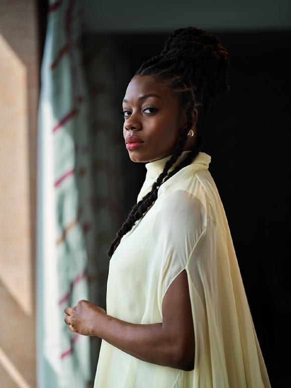 &#39;더 마블스&#39; 연출과 공동 각본을 맡은 니아 다코스타 감독이 포즈를 취하고 있다. [사진=월트디즈니 컴퍼니 코리아]