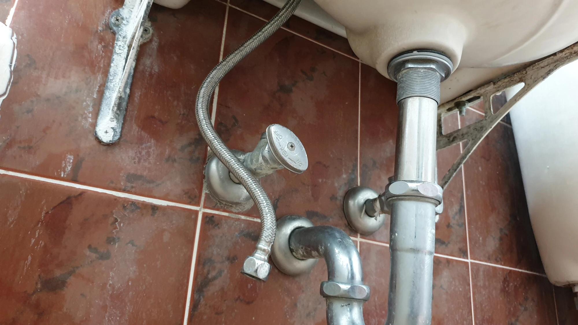 세면대 수전 고압호스 분리 모습