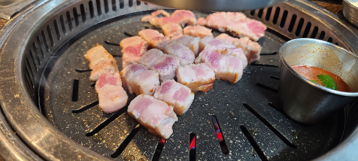 분당 맛집 서현역 맛집 돼지고기 소고기 삼겹살 맛집 육화몽 서현역 4번출구 내부인테리어 정갈한밑반찬 삼겹살구이