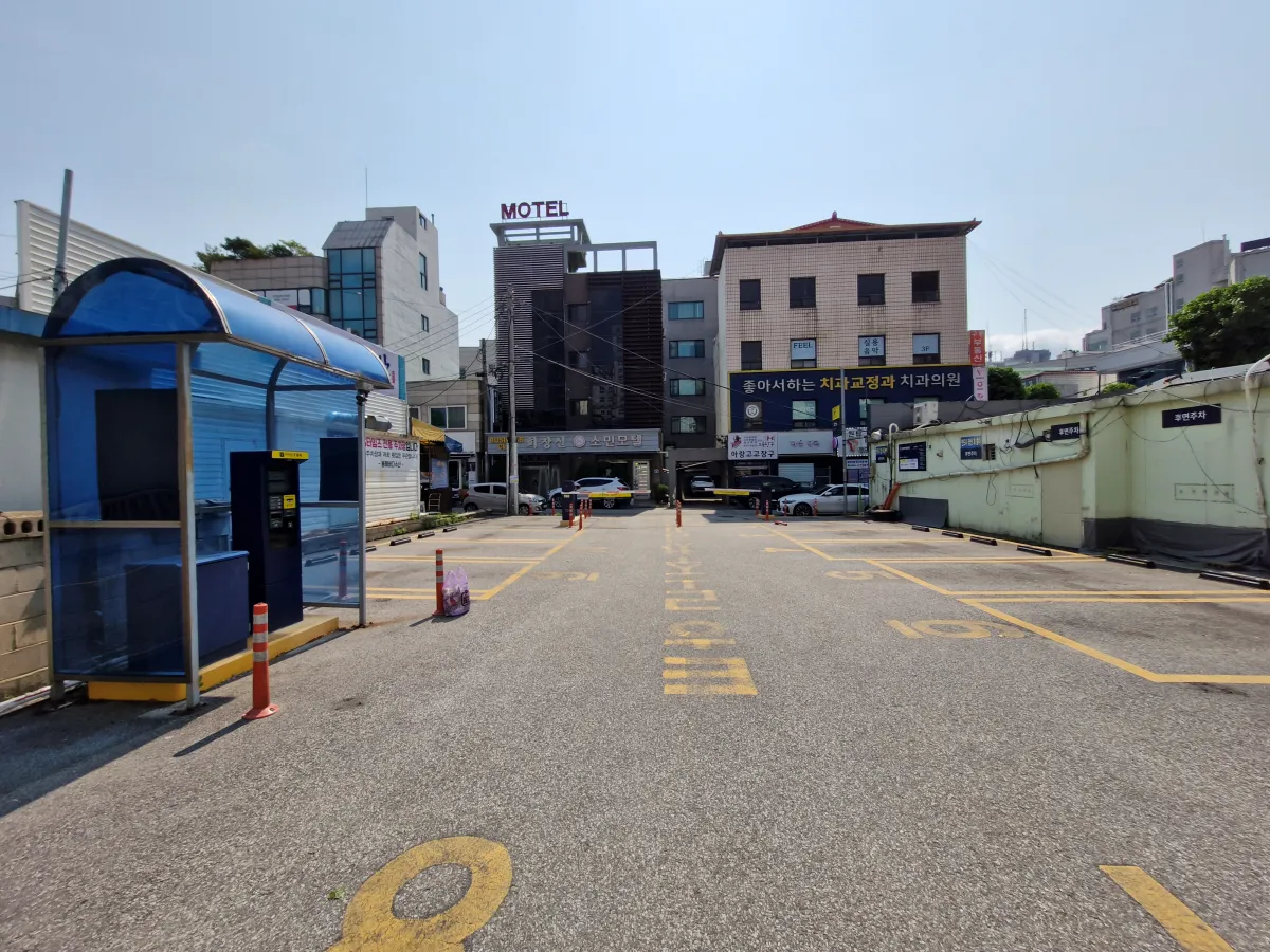 자동차가-하나도-없는-주차장