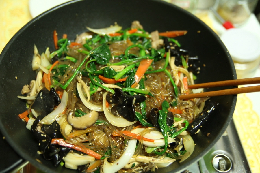 잡채 만드는 모습