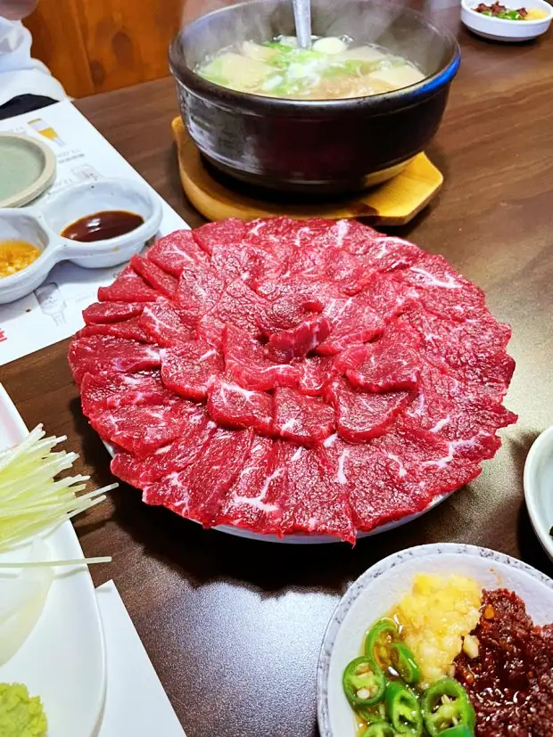 식객 허영만 백반기행 2022 한우특집 고주원 편 뭉티기 한우 생고기 육회 한우물회 소찌개 경남 경산 맛집 소개
