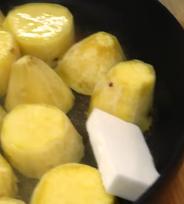 익은 고구마에 버터를 넣고 있다.