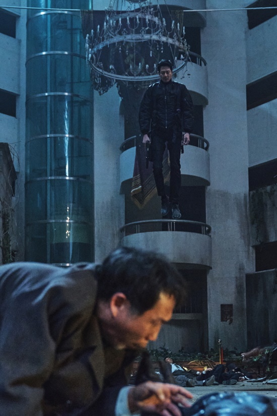 배우 조인성의 부드러움 속 강인한 카리스마, 감정의 폭을 넓히는 연기력, 스크린과 브라운관을 넘나드는 존재감