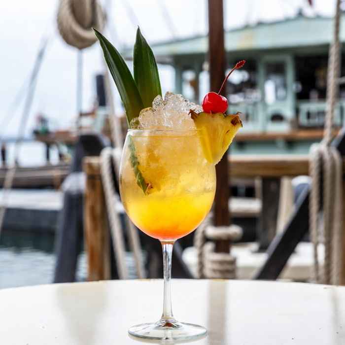 파인애플과 체리로 장식된 황금빛 피스코 펀치 완성 사진