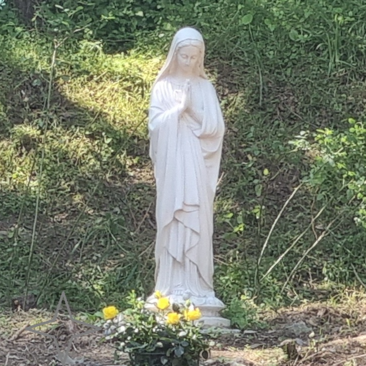 예산성당 건물 뒤편에 있는 성모동산에 있는 성모상입니다.