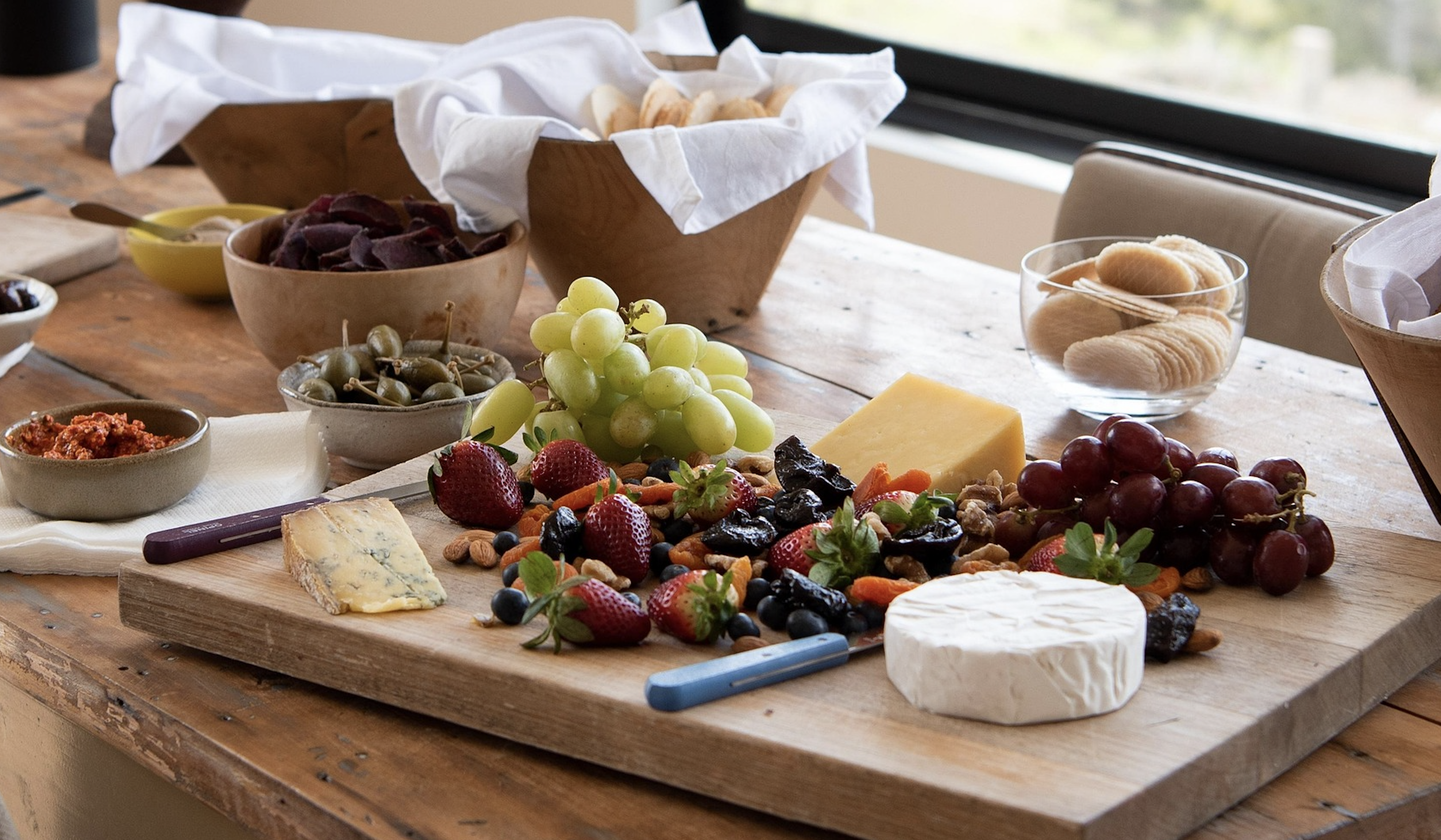 포도와 딸기, 치즈, 크래커가 있는 사진