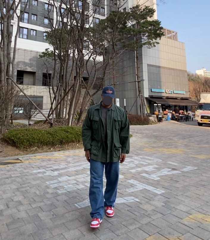 데일리룩('26. 3. 27.)브이투 스톤워싱 빈티지 볼캡, 칼하트 포켓티 K87, 로스코 립스탑 정글 퍼티그재킷, 에러스익셉티드 플리츠 데님팬츠, 나이키 덩크 로우 유니버시티레드