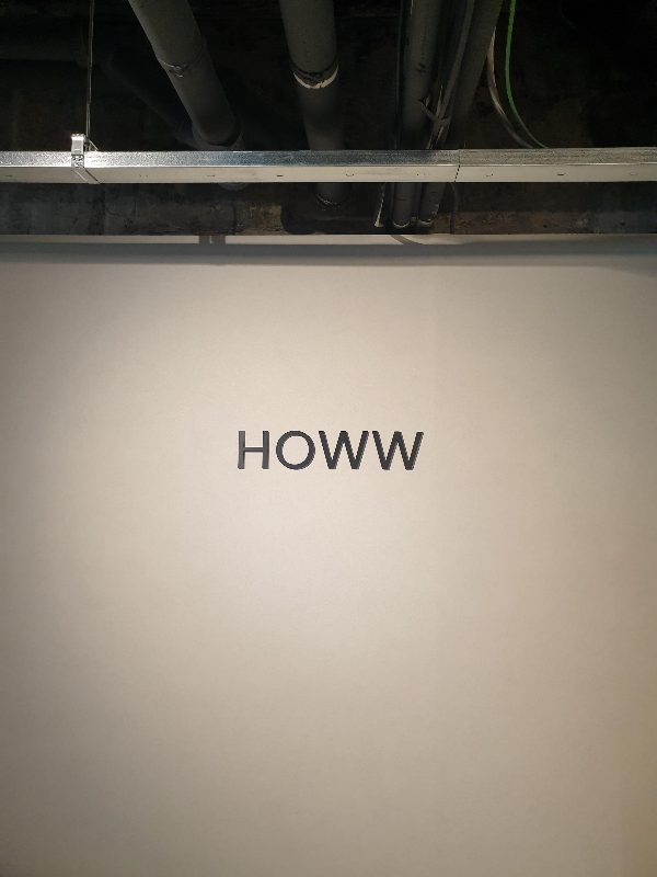 그레이 벽체에 HOWW라는 글씨만 써있다. 굉장히 모던하고 심플하다.