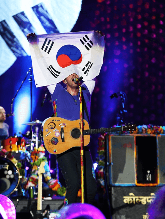 태극기를-들고-있는-콜드플레이-보컬-이미지