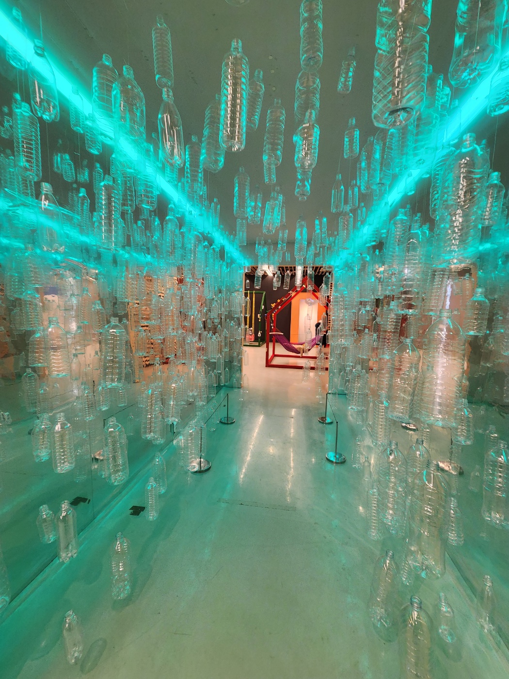 투명패트병들을 매달고 형광조명을 달아 화려한 분위기의 아트