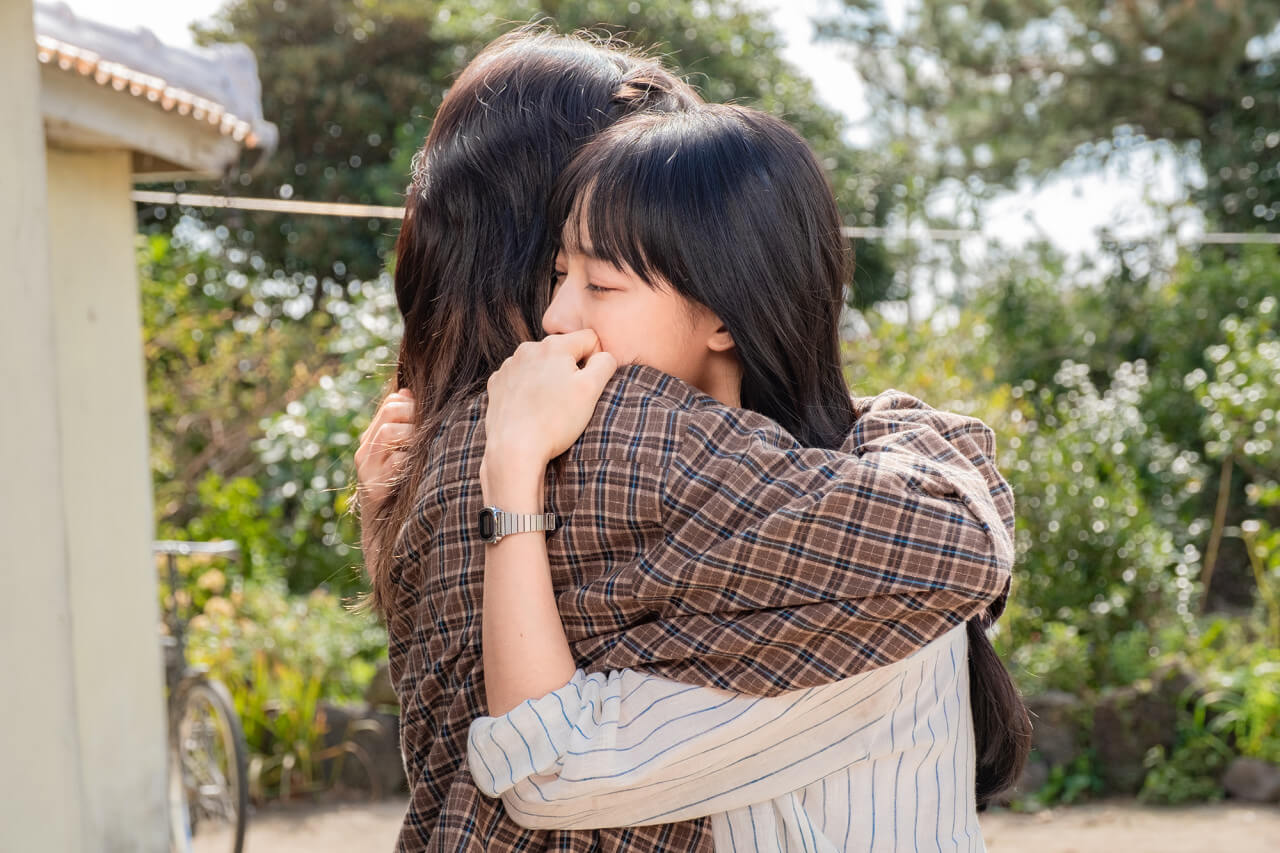 영화 소울메이트의 하은과 미소가 오랜만에 만나 서로를 끌어안고 울고 있는 장면