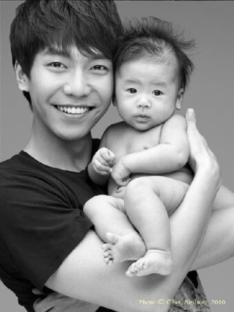 이승기가-아버지를-똑닮은-아들을-안고있는-모습