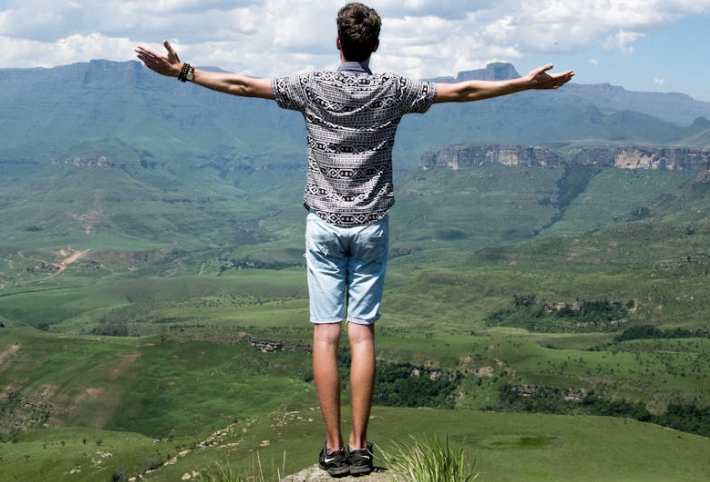 청년이 두팔을 벌리는 모습