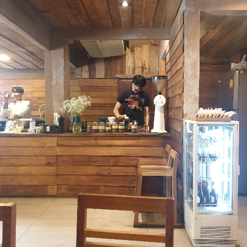 치앙마이 카페 투어 ② : 올드시티 북쪽 창푸악 카페들 (AKA YAMA Coffee)_드립장면