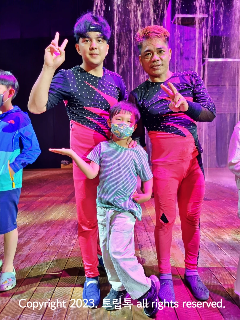 필리핀 출연 배우 2명과 사진찍는 아이