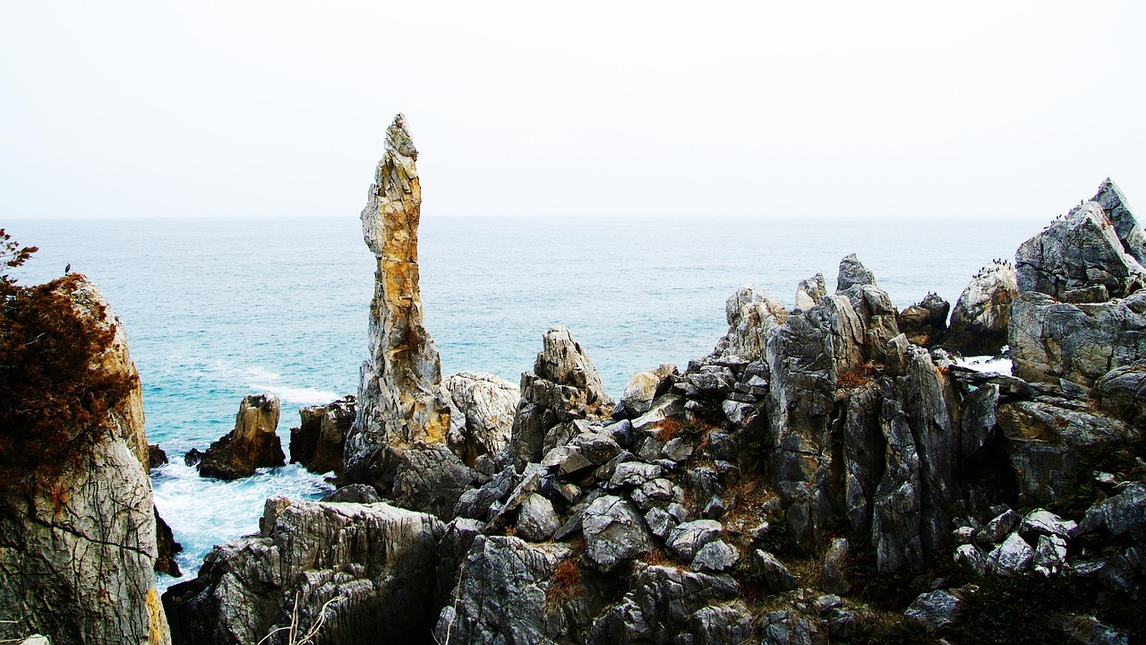 추암 촛대바위 – 해돋이 명소