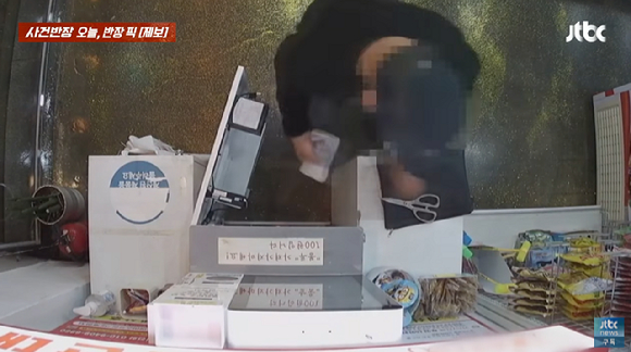 한 남성이 새벽 시간 무인점포에 들어와 가위로 계산대를 뜯고 50만원을 훔쳐 달아나는 일이 발생했다. 사진은 폐쇄회로(CC)TV에 남긴 범인의 모습. [사진=유튜브 채널 'JTBC News']