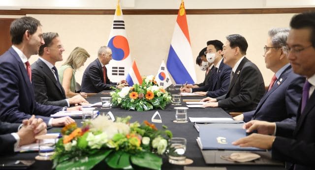 [원전 수주 총력전] 헉헉! 윤, "5년치 원전 한꺼번에 수주하려니 힘드네"