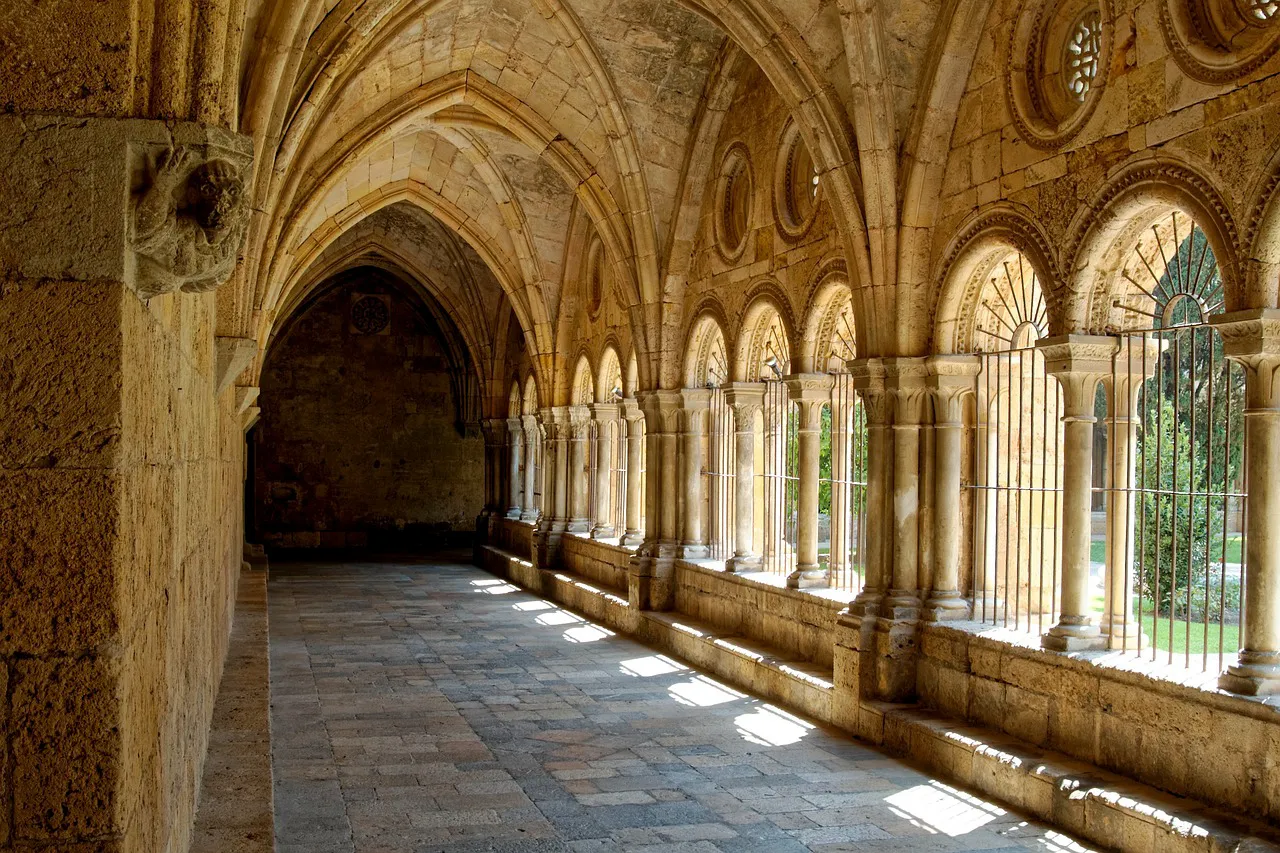 로마네스크 건축 양식의 타라고나 수도원 전경