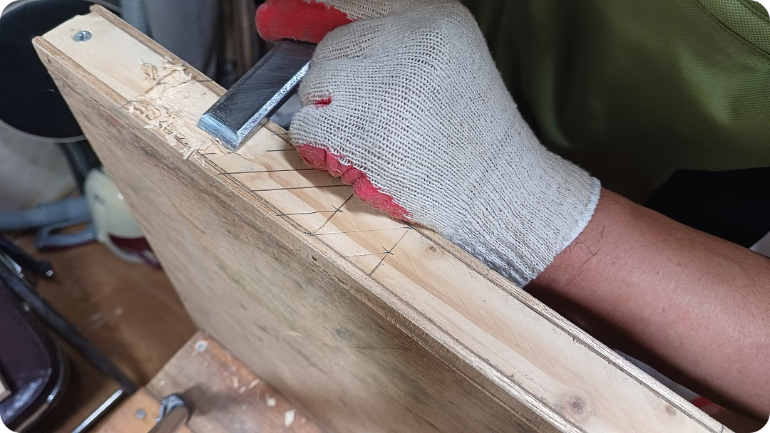 평끌을-이용하여-문짝-홈파기를-하는-모습