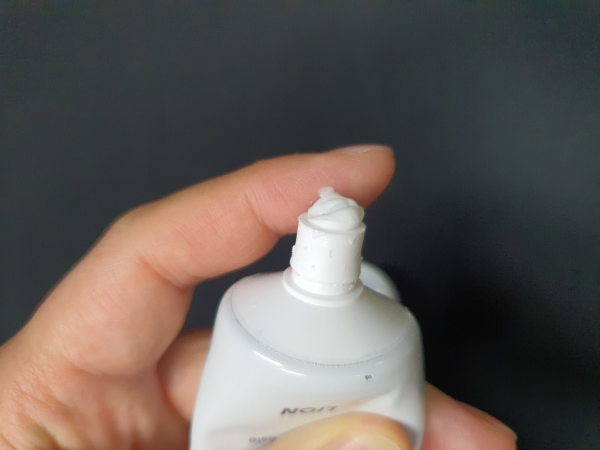 손에-짜지는-치약