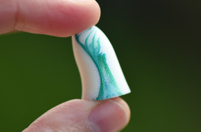 손가락 사이에 낑긴 귀마개