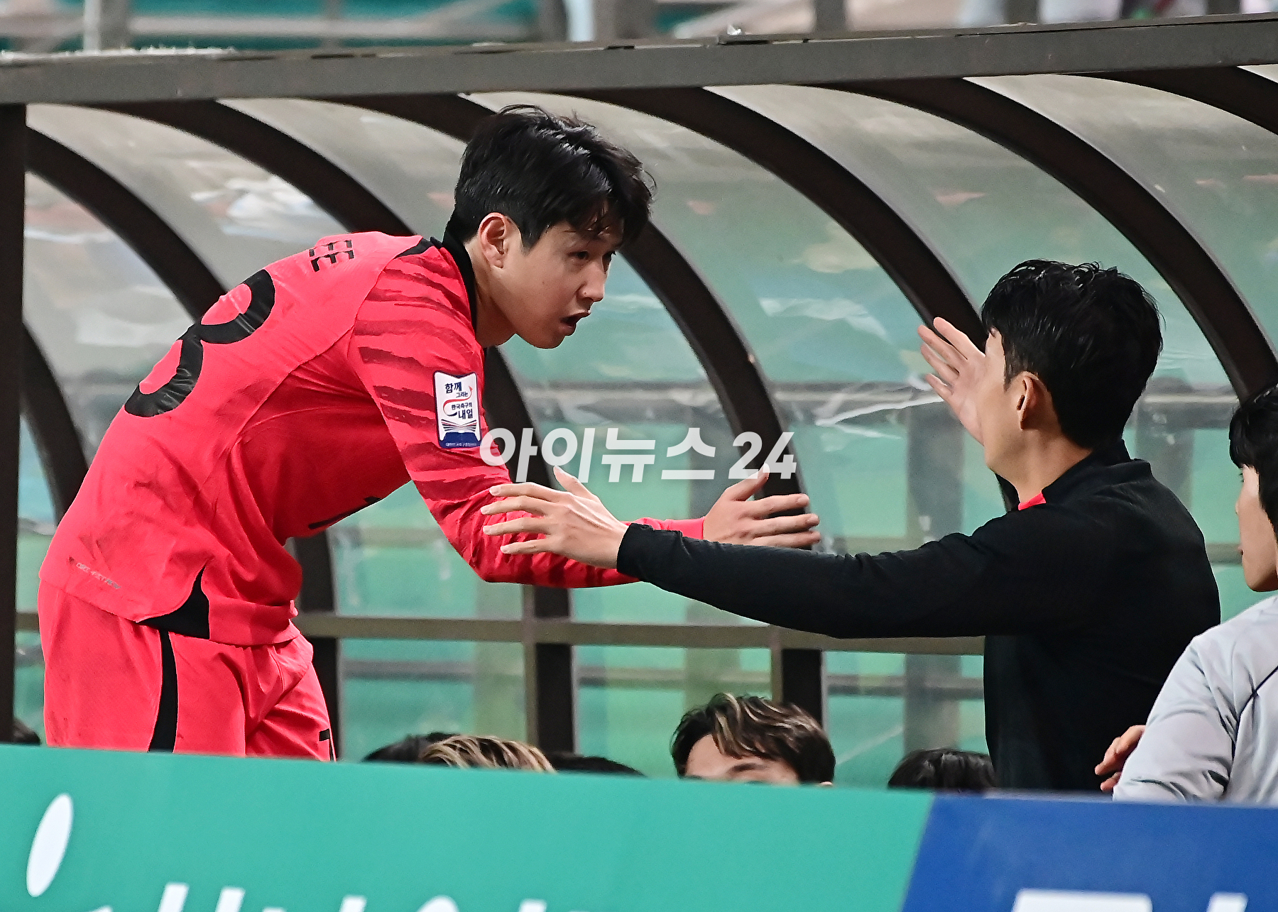 위르겐 클린스만 감독이 이끄는 한국 축구대표팀은 13일 서울월드컵경기장에서 열린 튀니지와 평가전에서 4-0 완승을 거뒀다. 손흥민이 팬들에게 인사를 하고 있다. [사진=곽영래 기자]