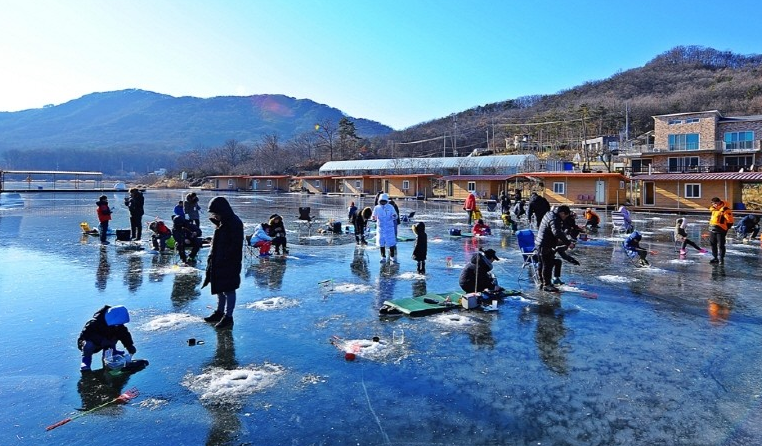 얼음낚시하는사람들