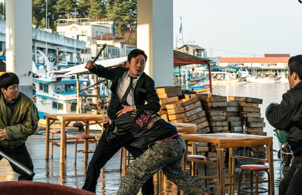 영화 브로큰 창모를 찾아와 조직원들과 싸우는 민태