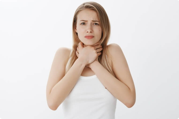 목이 불편해서 놀라는 여성