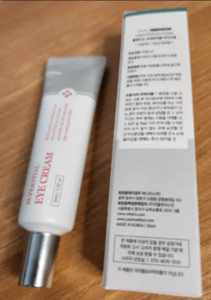 폴메디슨 슈퍼바이탈 영양 아이크림 제품과 박스를 바닥에 나란히 둔 실제 촬영 사진